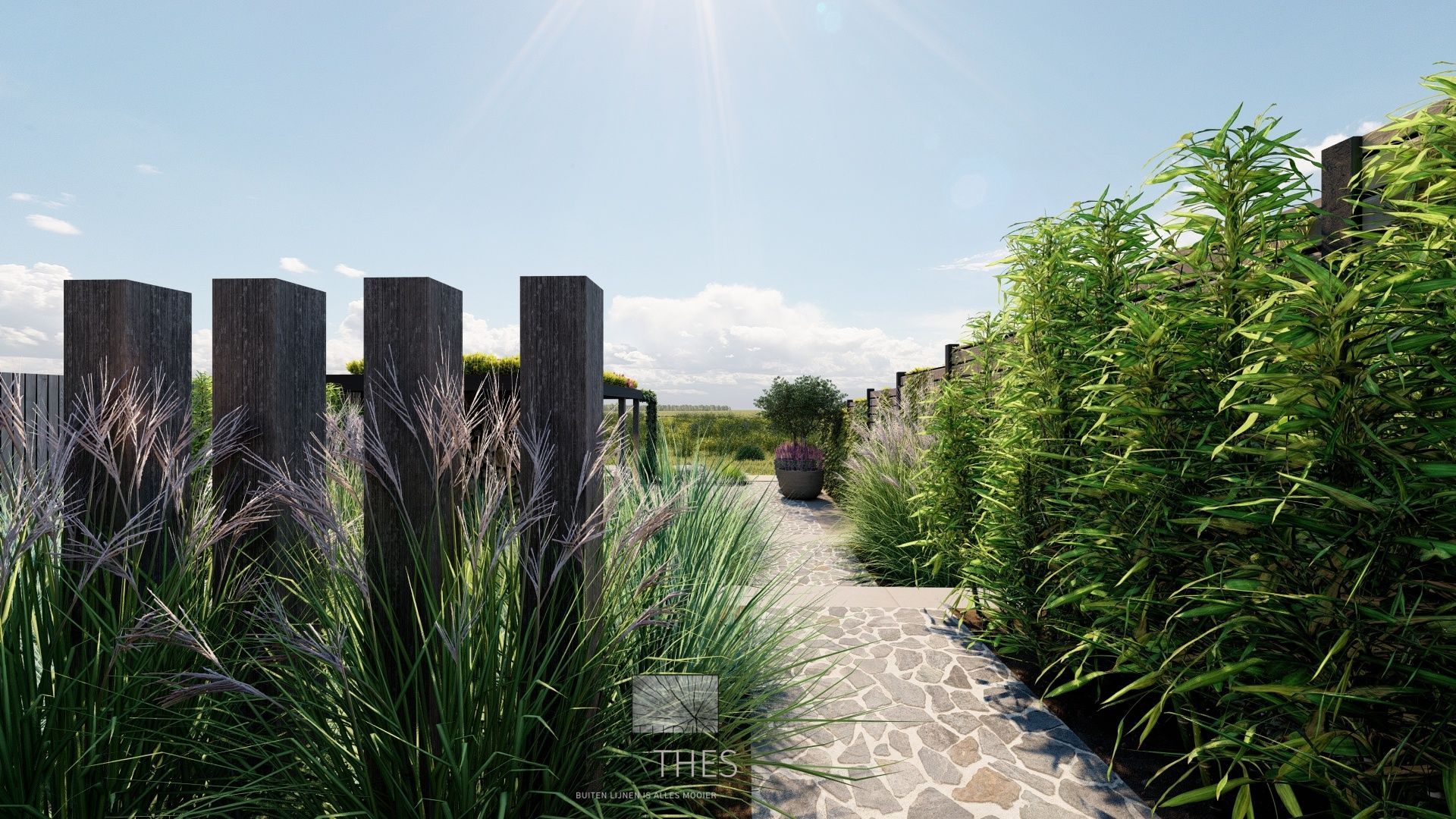 Een stenen pad in een tuin, omzoomd door hoog gras, houten palen en een weelderige groene haag, onder een zonnige hemel.