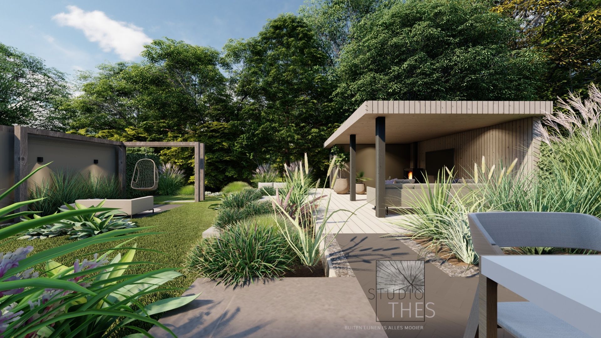 Buitenruimte met een modern paviljoen, weelderige planten en een schommel, onder een zonnige hemel.
