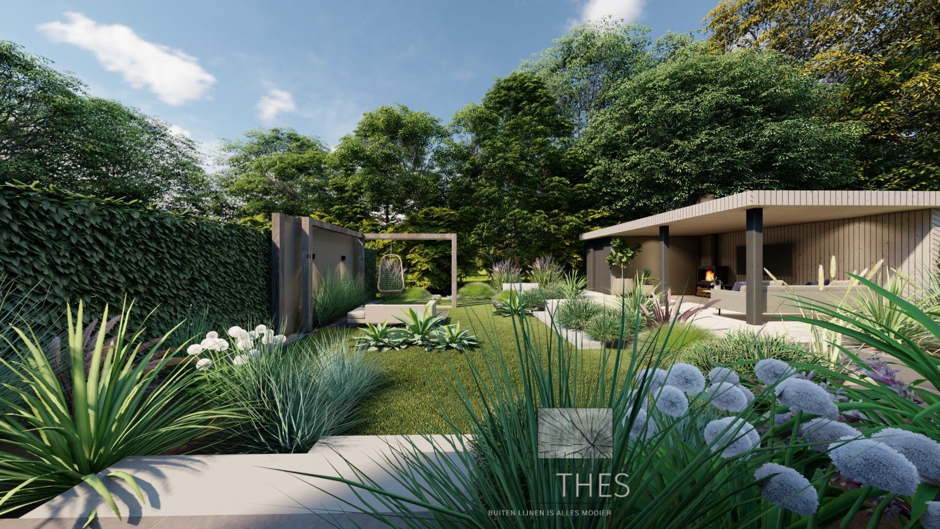 Een serene tuin met weelderig groen, een overdekt terras en een stenen pad.