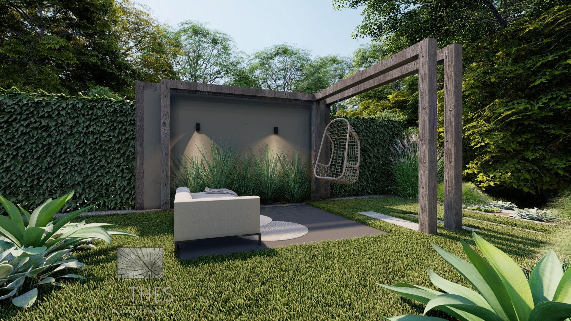 Buiten zitgedeelte met bank, hangstoel en groene wand in een tuin.
