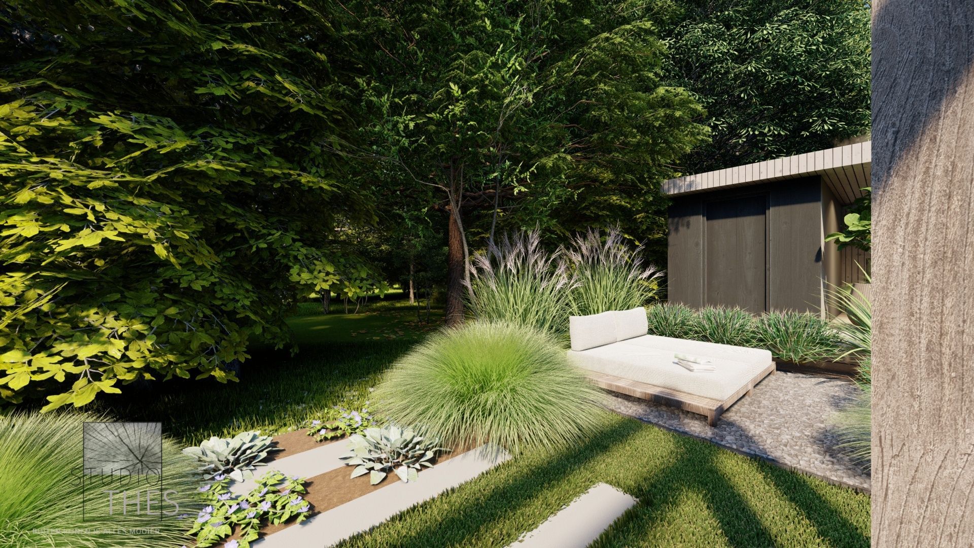 Een weelderig groene tuin met een stenen pad, een bankje en een moderne houten constructie op de achtergrond.