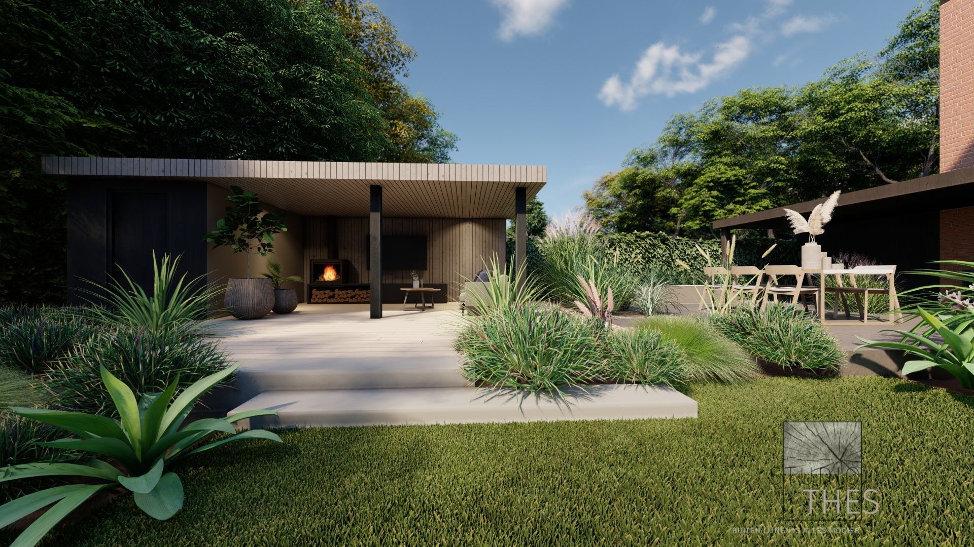 Buitenpatio met open haard, zitgelegenheid en eethoek, omgeven door weelderig groen.
