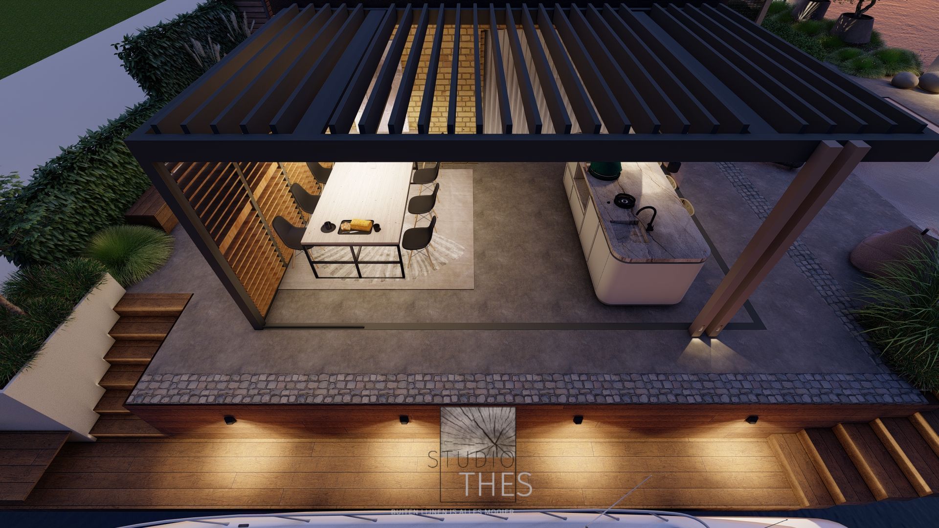 Buitenkeuken en eethoek onder een pergola 's avonds bij sfeervolle verlichting.