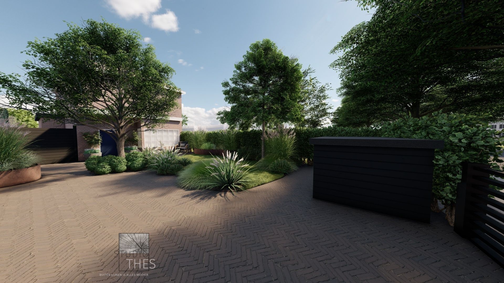 Een weelderige tuin met een schuur, bomen en groen op een zonnige dag. Een bakstenen oprit leidt naar de tuin.