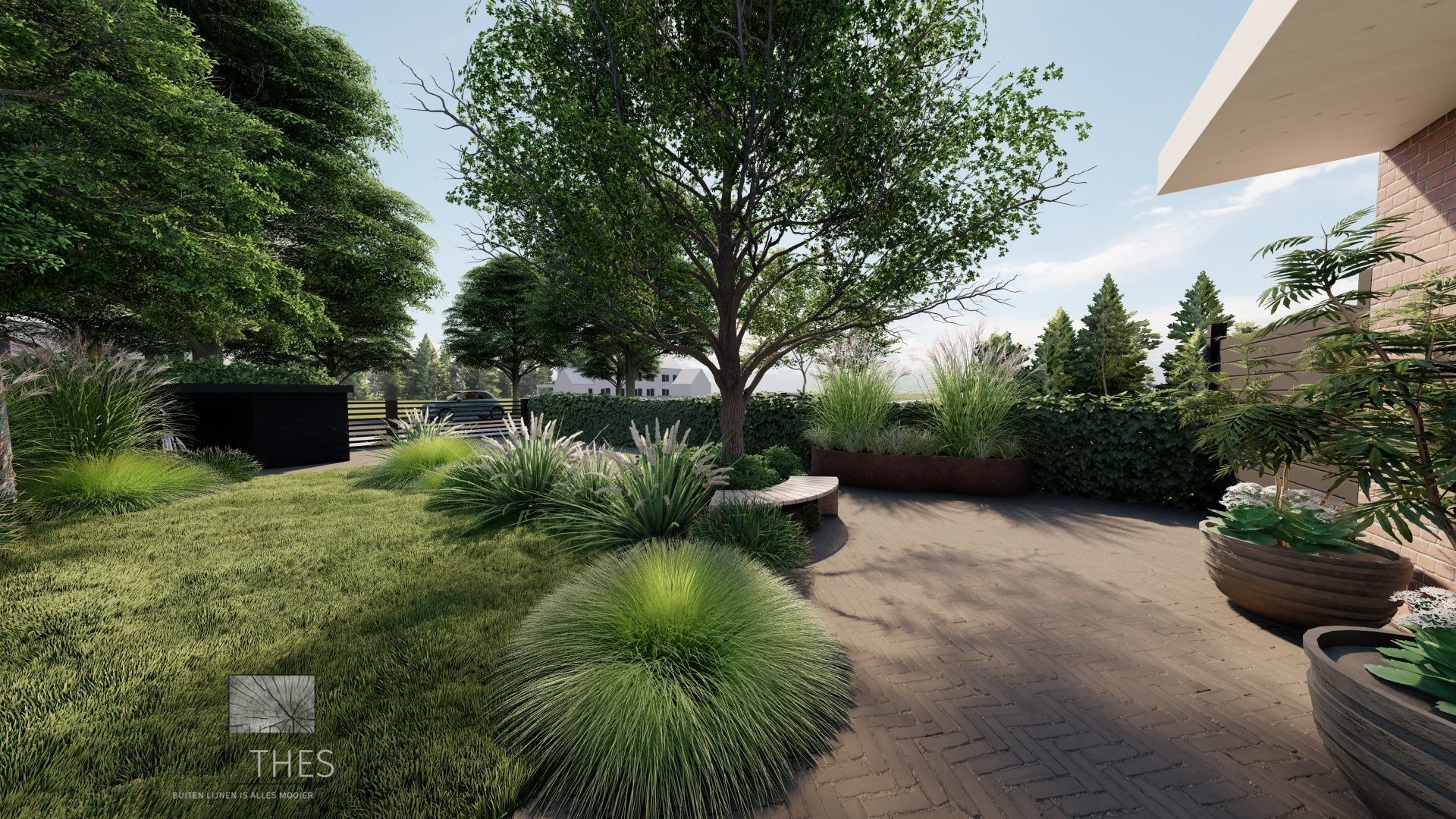 Aangelegde tuin met bomen, planten, een bank en een modern gebouw.