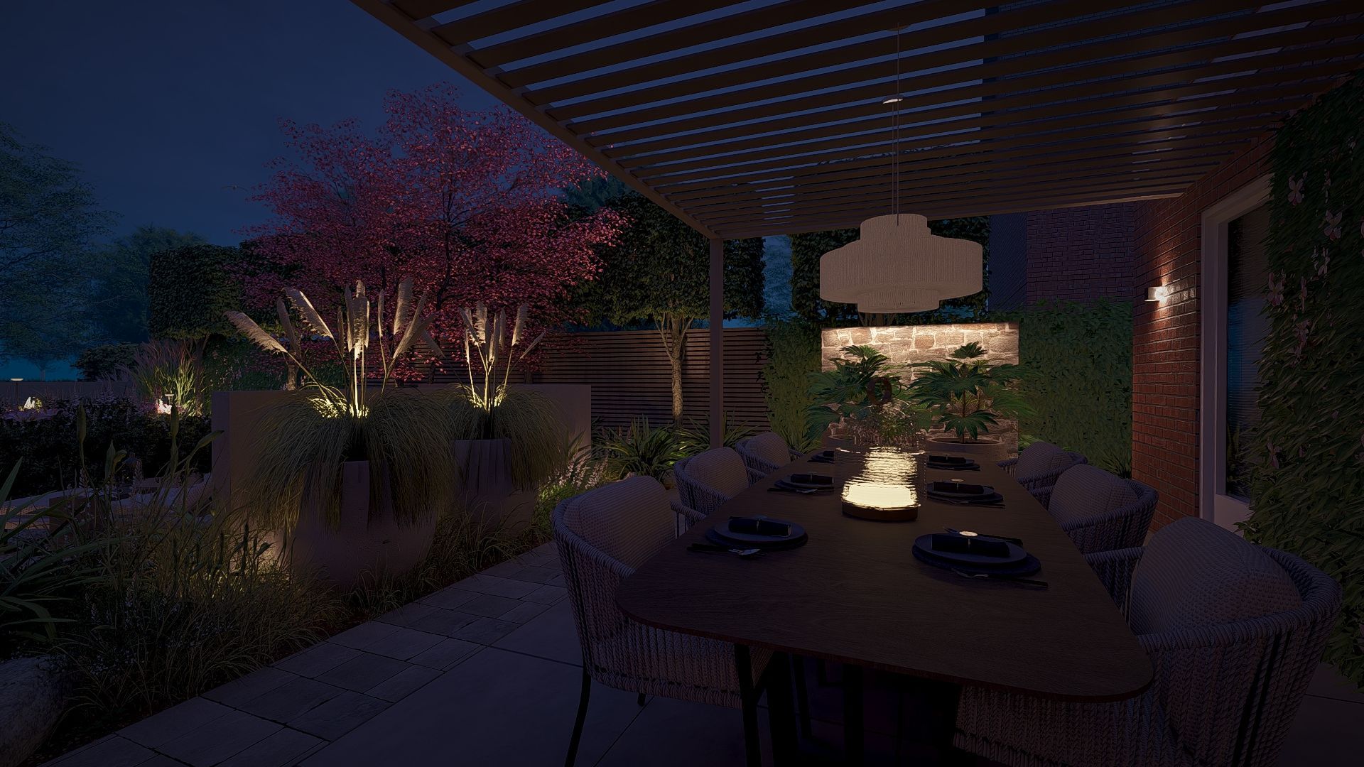 Een sfeervol diner in de buitenlucht 's avonds met een verlichte tafel, een overdekte pergola en een weelderige tuin.