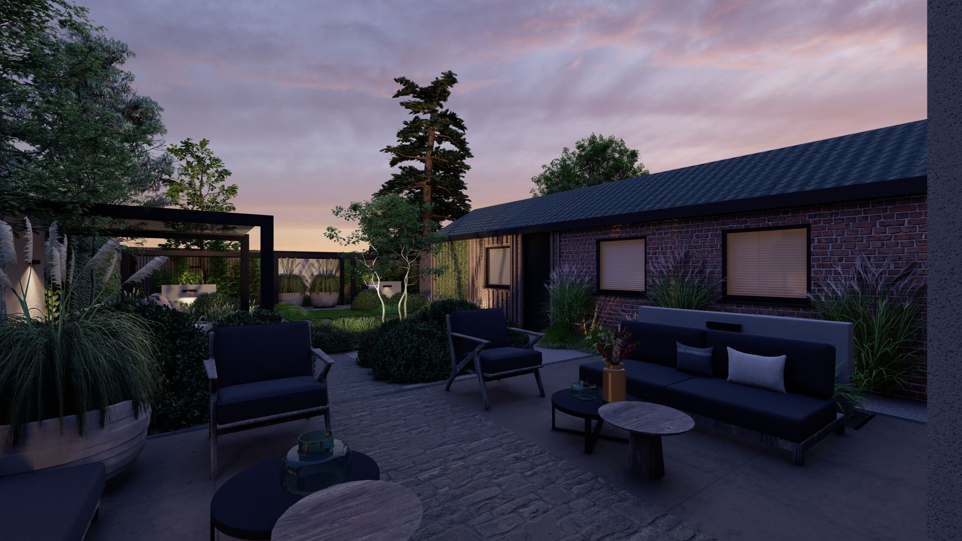 Terras met zitjes in de schemering; donker meubilair, stenen bestrating, weelderig groen en een gebouw met een bakstenen gevel.