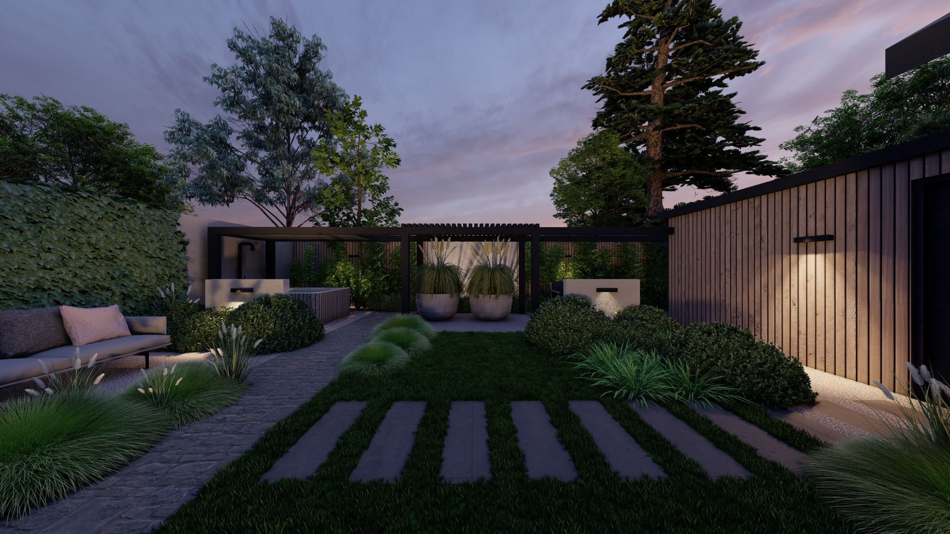 Een moderne tuinscène bij schemering met terras, groen en houten schutting. Een stenen pad leidt door een grasveld.