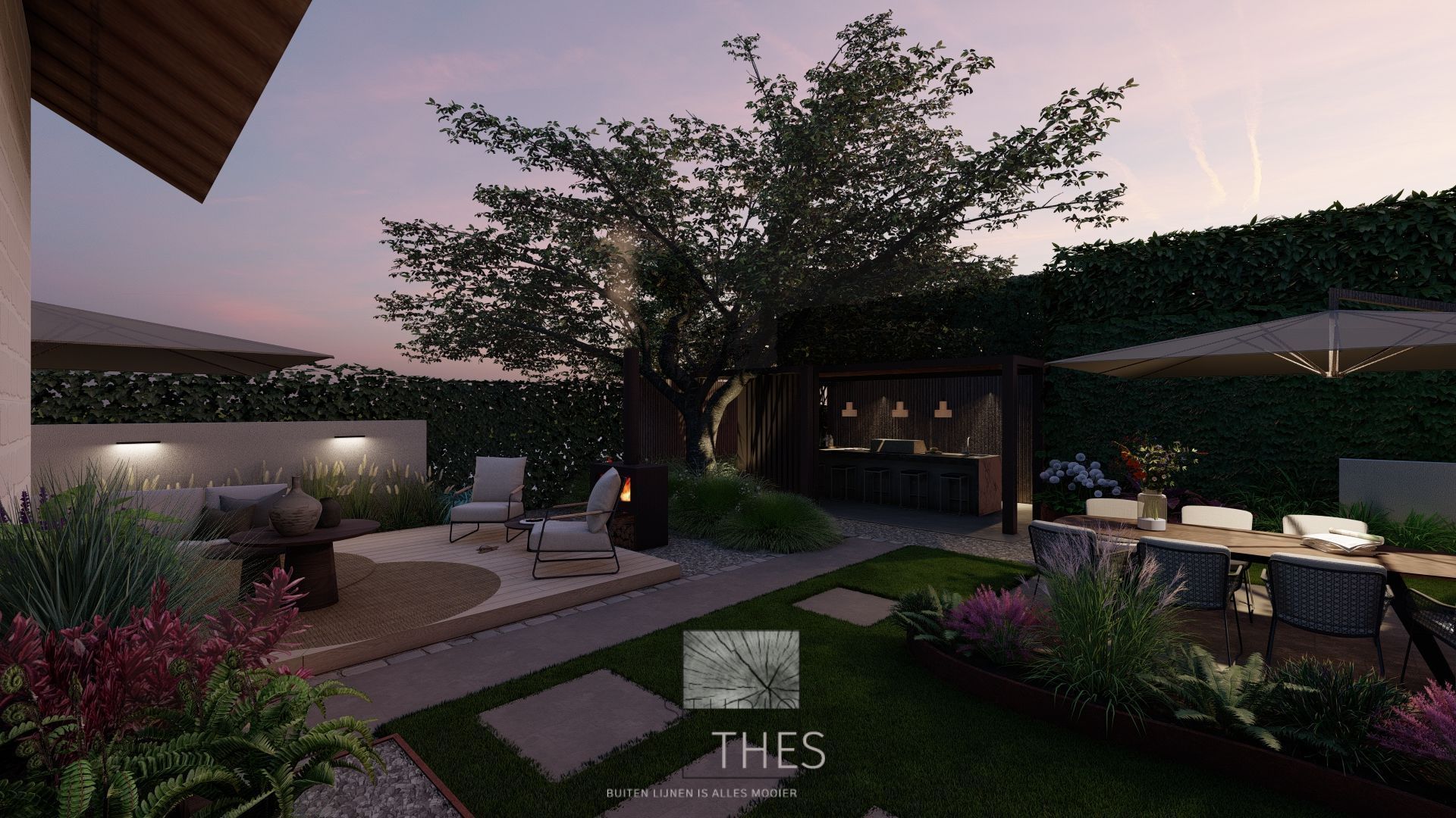 Avondzicht op een moderne achtertuin met terras, open haard, eethoek en weelderige beplanting.