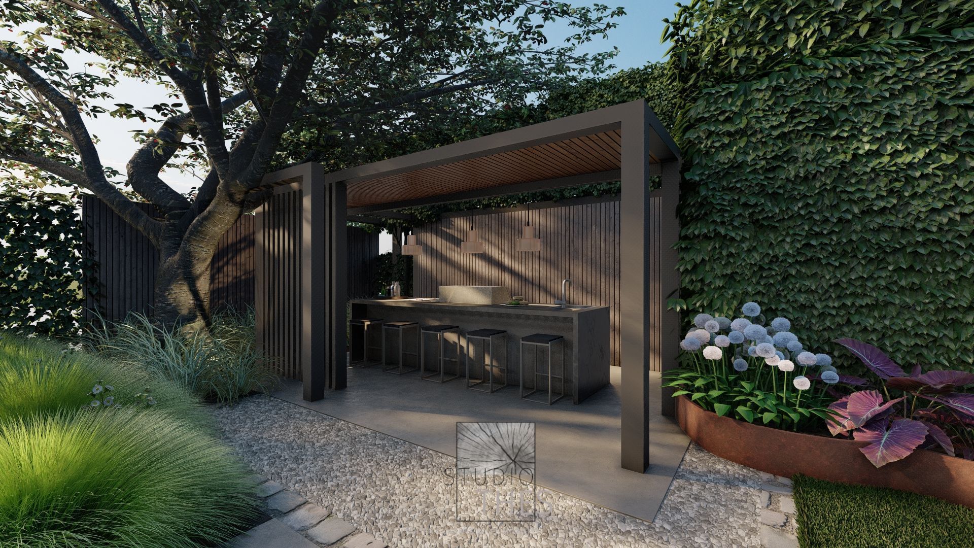 Buitenkeuken onder een pergola met houten bar en barkrukken, omgeven door groen en een stenen pad.