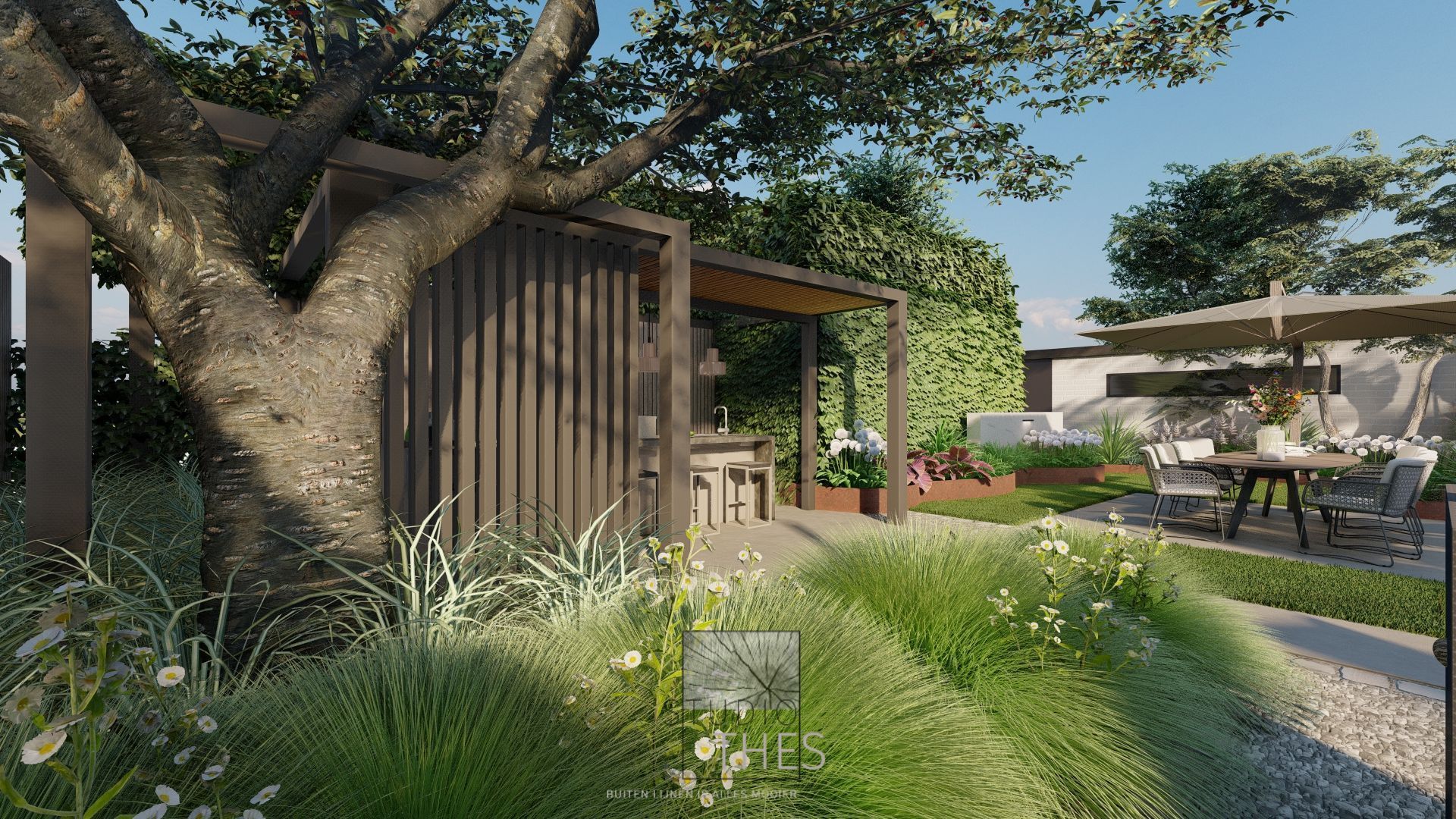 Een fraai aangelegde achtertuin met houten pergola, eethoek en weelderig groen onder een blauwe hemel.