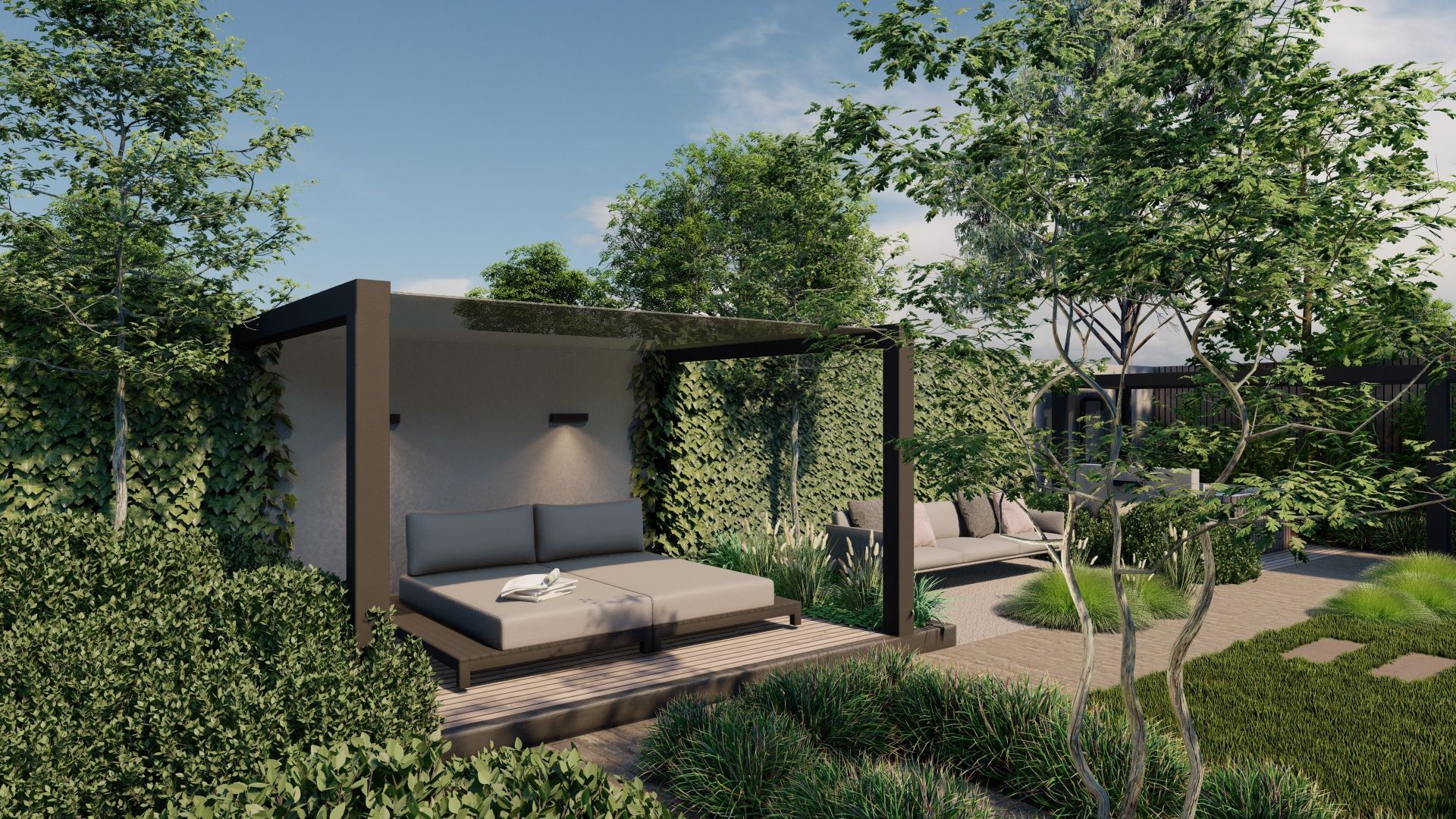 Buitenlounge met ligbed, omgeven door weelderig groen, en een bank.