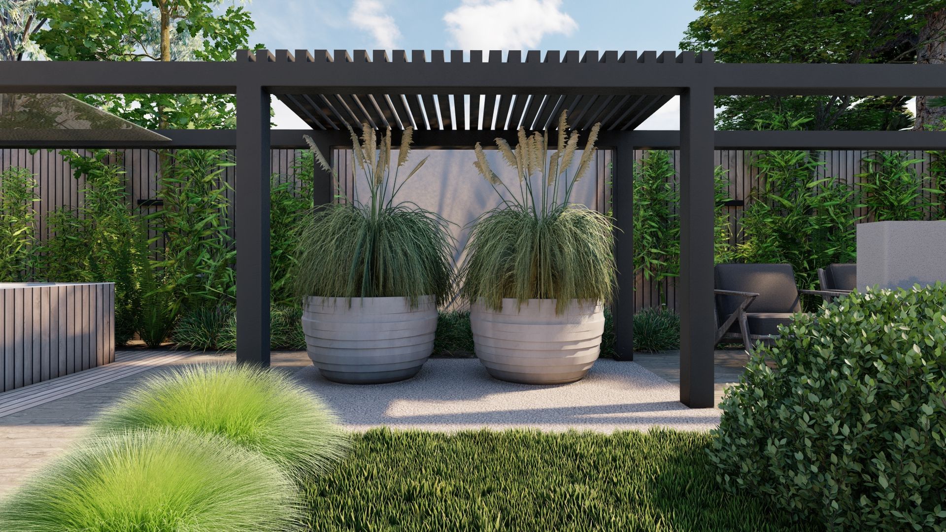 Tuinscène met een zwarte pergola, twee grote plantenbakken en weelderig groen.
