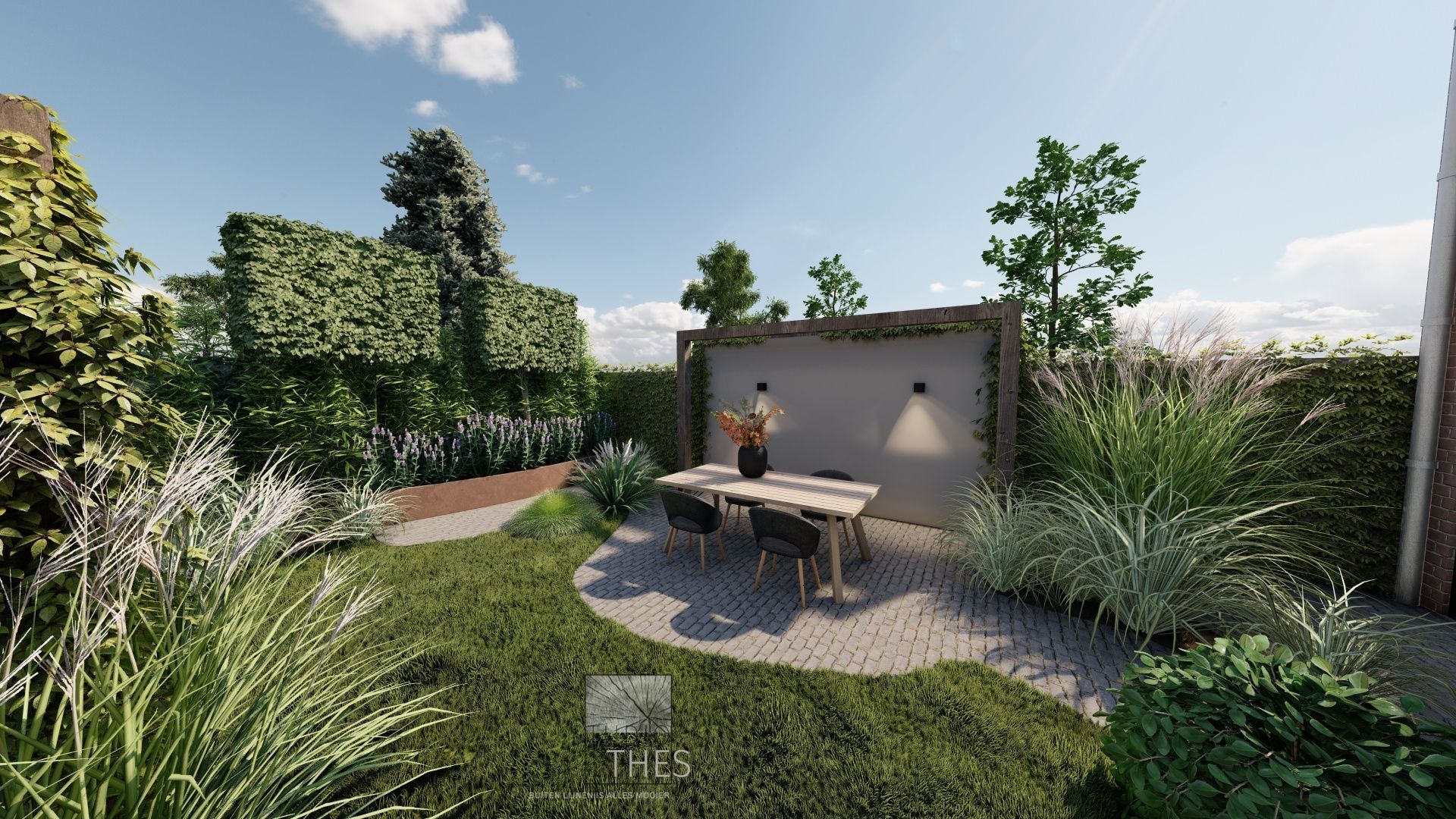 Een terras in de achtertuin met een eettafel, omgeven door weelderig groen, bomen en een helderblauwe hemel.