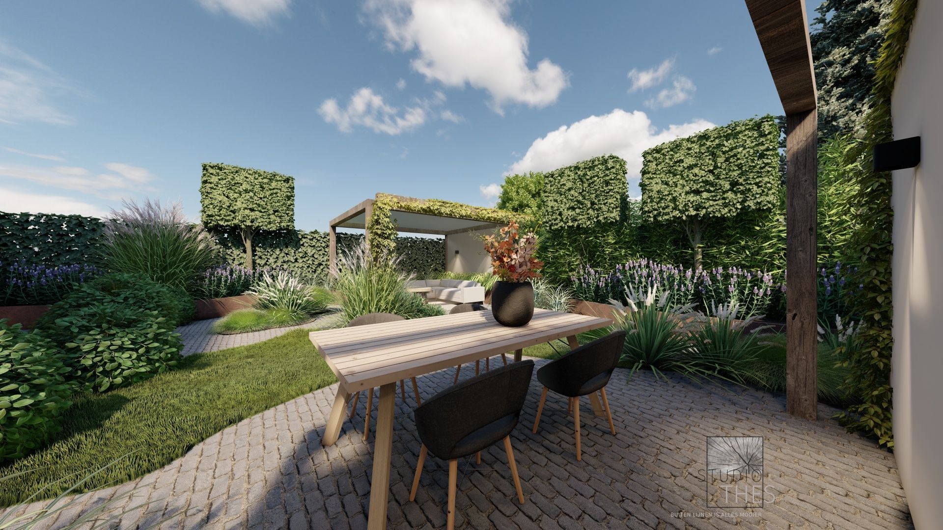 Terras met tafel, stoelen, planten en een pergola onder een zonnige, blauwe hemel.