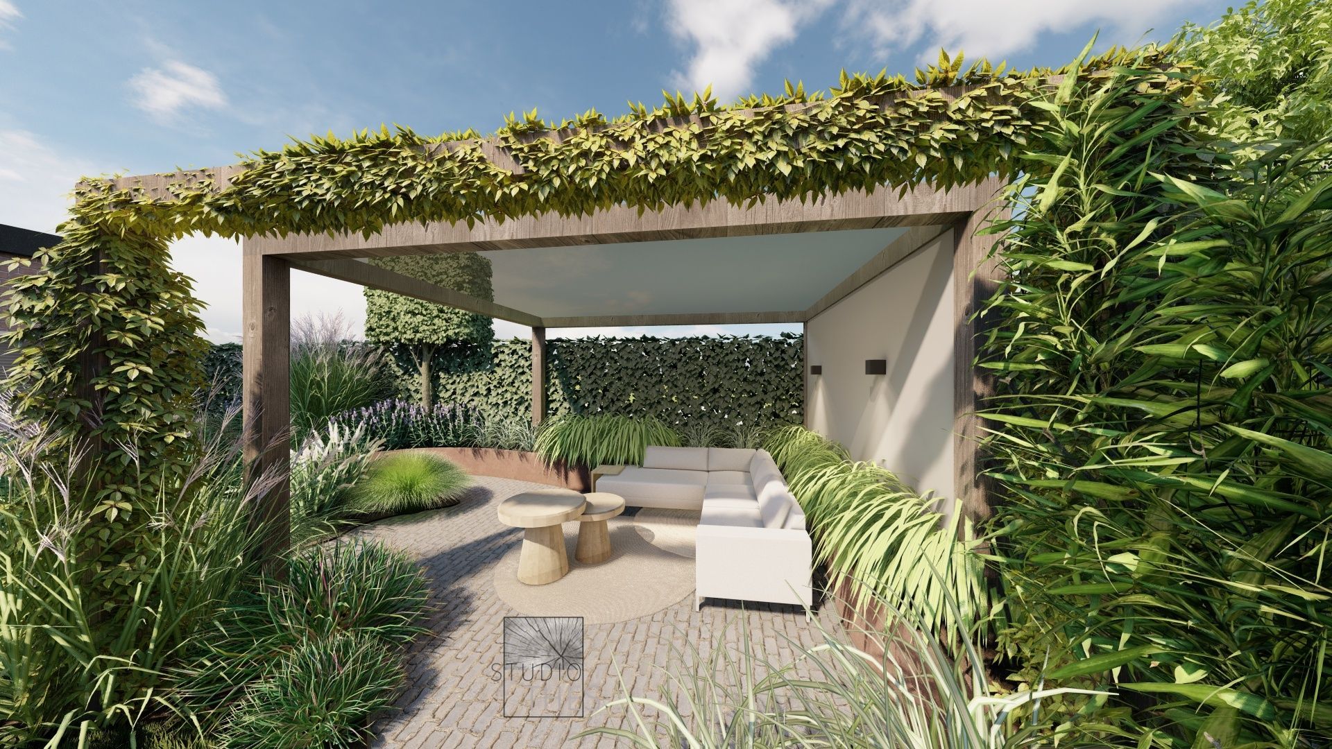 Een loungehoek in de buitenlucht met een pergola begroeid met klimplanten, een witte bank, omgeven door groen en stenen bestrating.