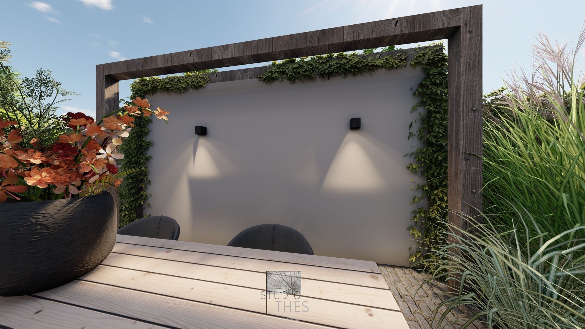 Een houten pergola omlijst een grijze muur met klimplanten, twee spotjes en een gedekte tafel.