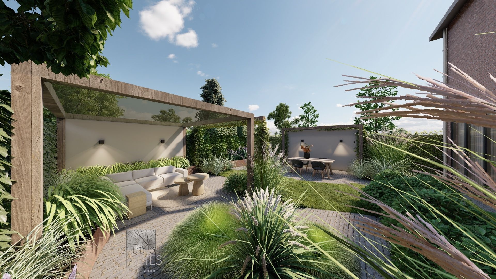 Een fraai aangelegde achtertuin met pergola, zitgedeelte, eettafel en weelderig groen onder een blauwe hemel.