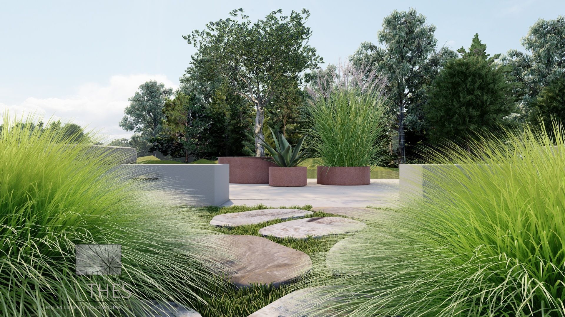 Een stenen pad leidt naar een tuin met groene planten, bomen en stenen plantenbakken.