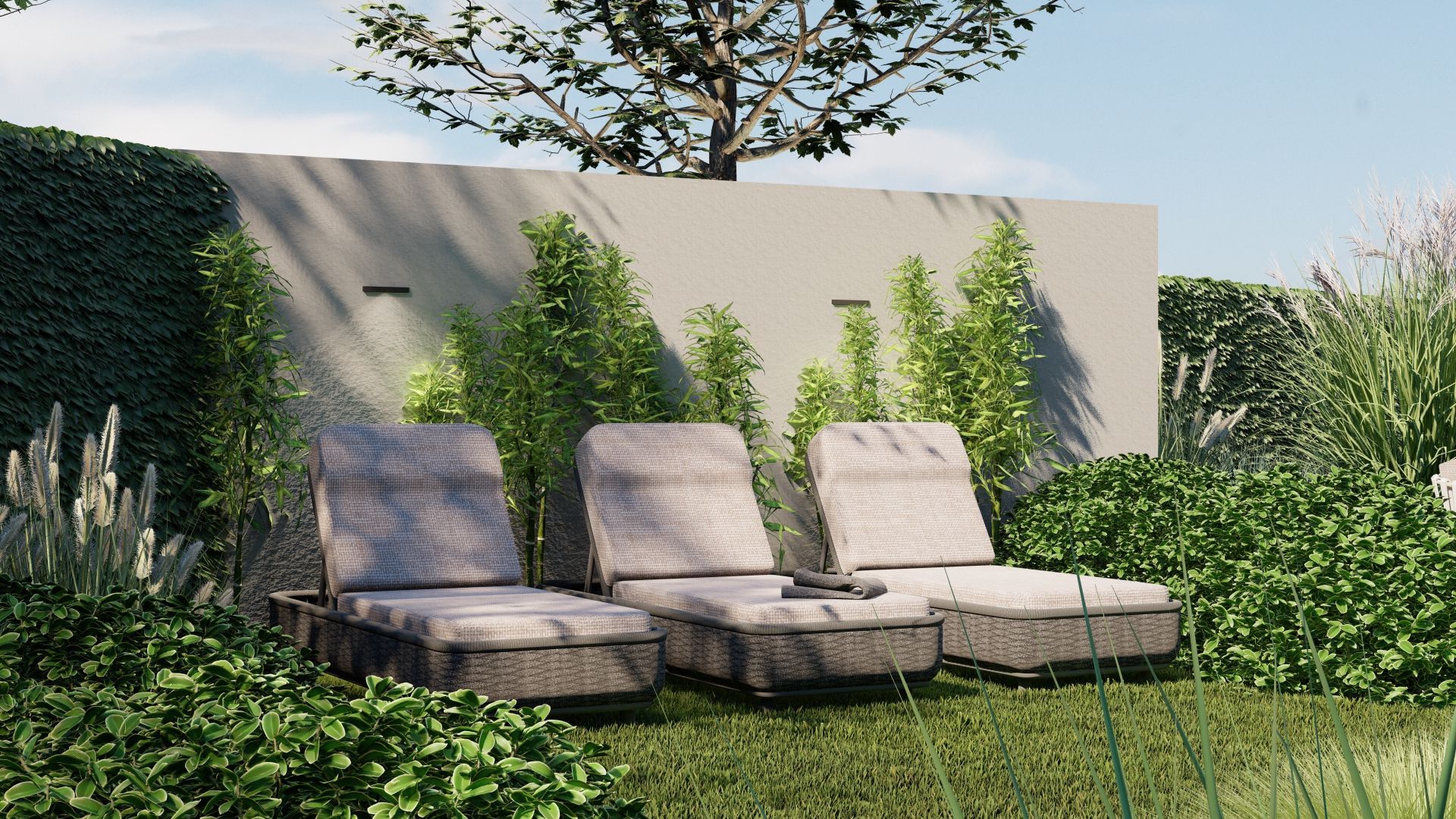 Drie ligstoelen op een grasveld, weelderig groen omringt een betonnen muur, een zonnig buitentafereel.