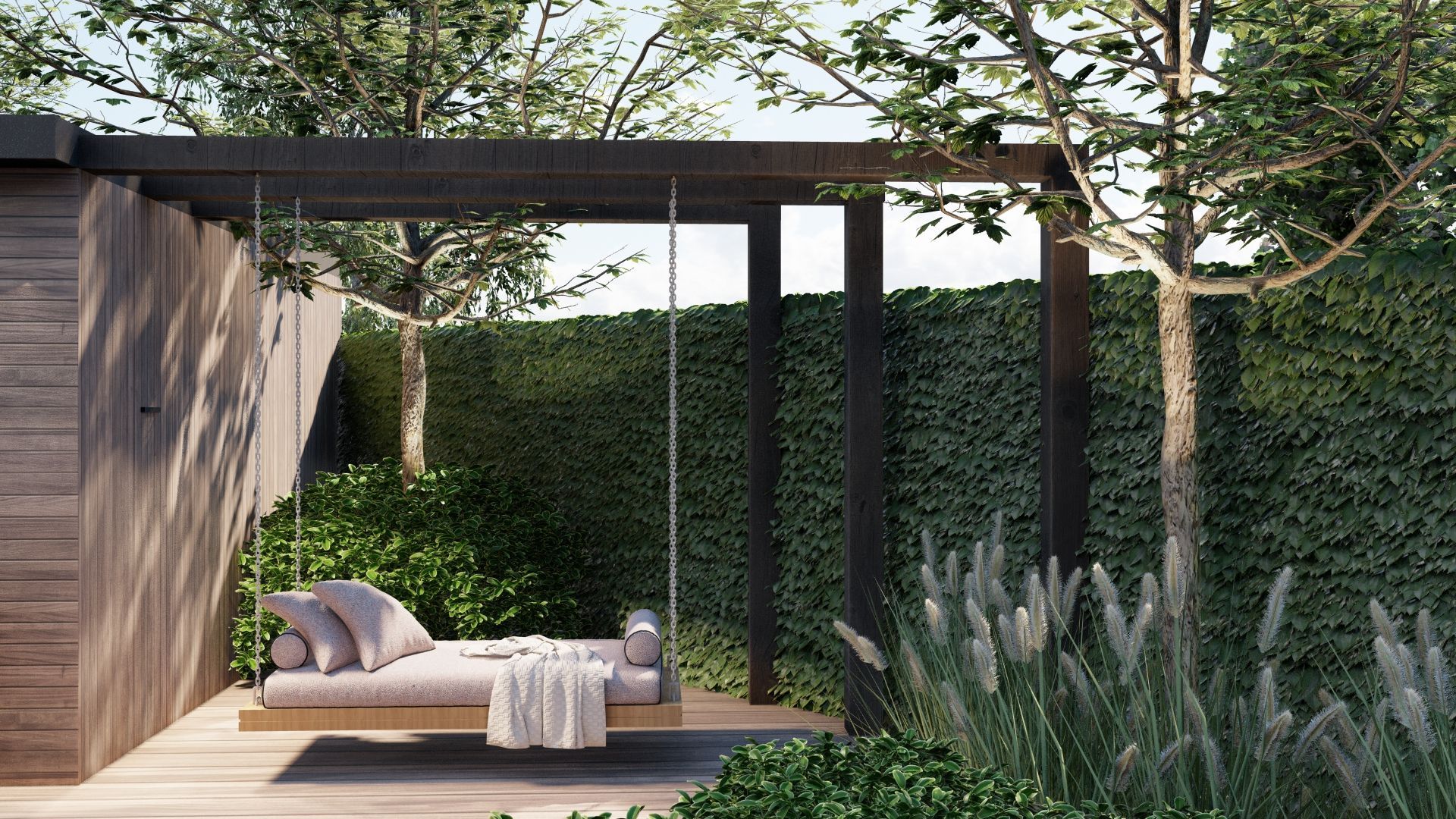 Houten schommelbed in een weelderige tuin, met veel groen en een hoge heg.