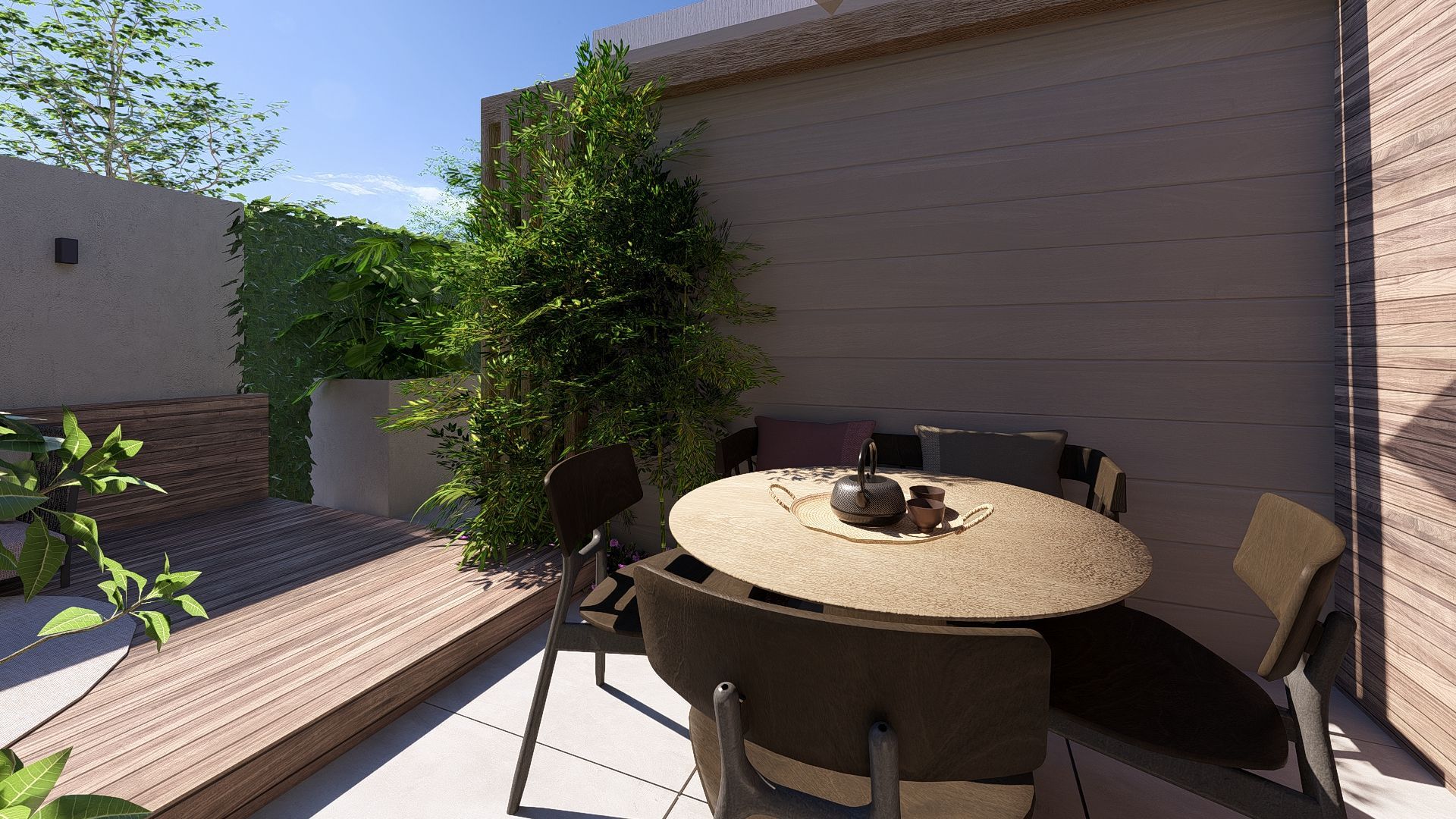 Buitenpatio met ronde tafel, stoelen en weelderig groen.