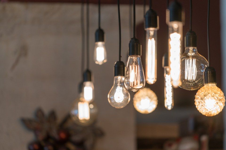 lampadario di design con varie lampadine