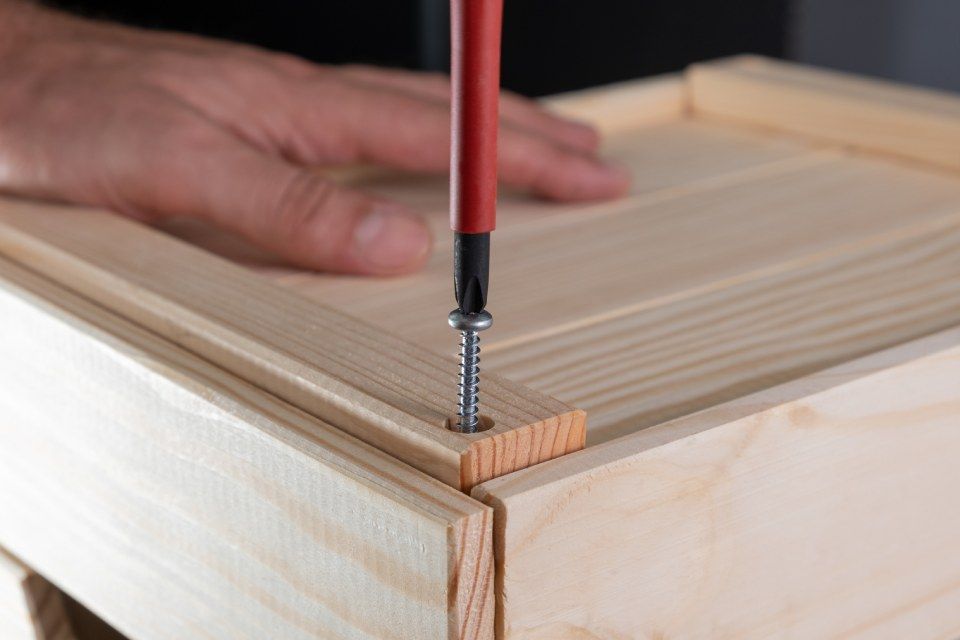 montaggio mobile in legno