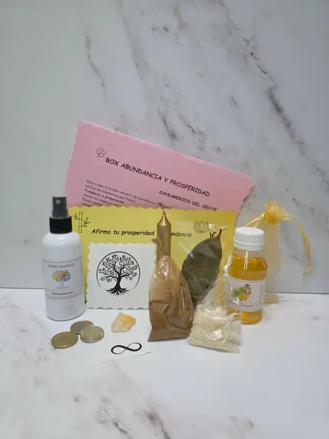 Una caja de cartón llena de artículos de cuidado personal: aerosoles, hierbas, un frasco y tarjetas rosas y amarillas.