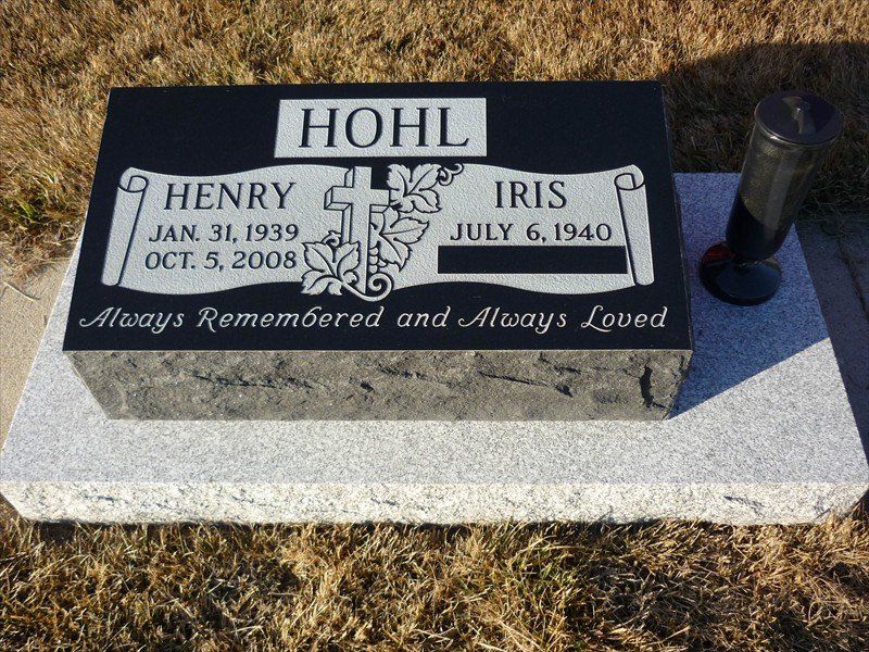 A gravestone with the name hohl on it