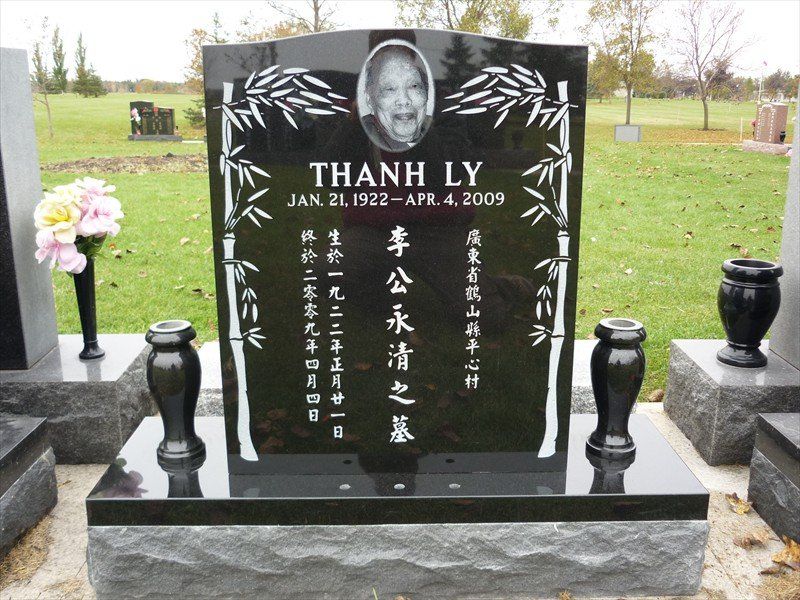 A black gravestone with the name thanh ly written on it