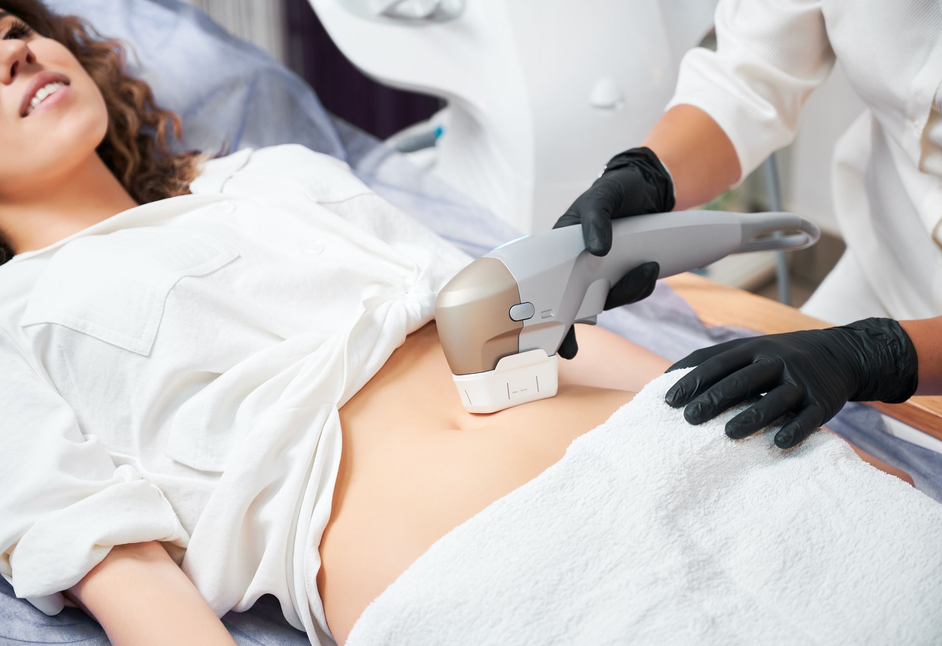 Non-invasive body contouring treatment performed on the abdomen using advanced technology.