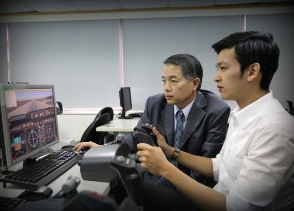 飛行機師、自訓機師、培訓機師、機師怎麼考、職訓課程、女生考機師、CPL商用飛行機師證照、機師薪水、中華航空、華信航空、台灣虎航、長榮航空、星宇航空、培訓飛行機師