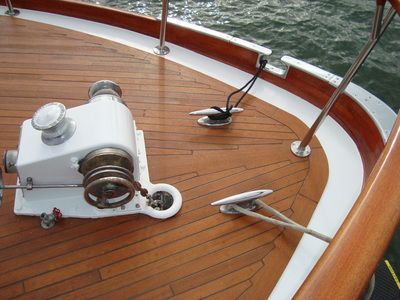 A close up of a boat 's deck with a winch on it