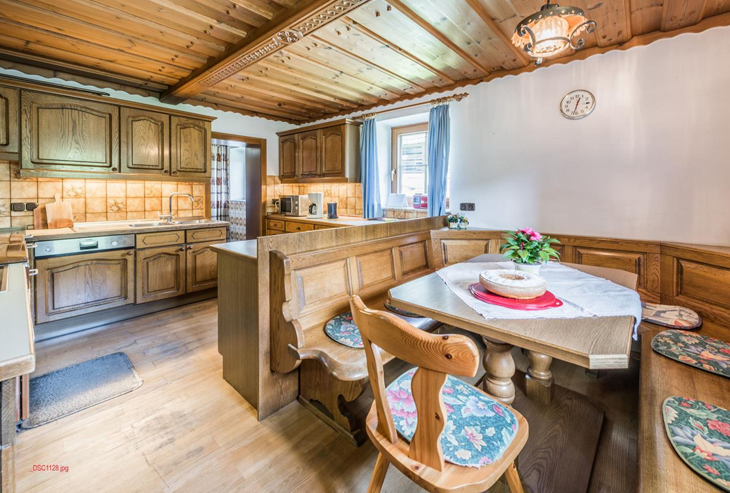 rustikale Küche und Wohnzimmer