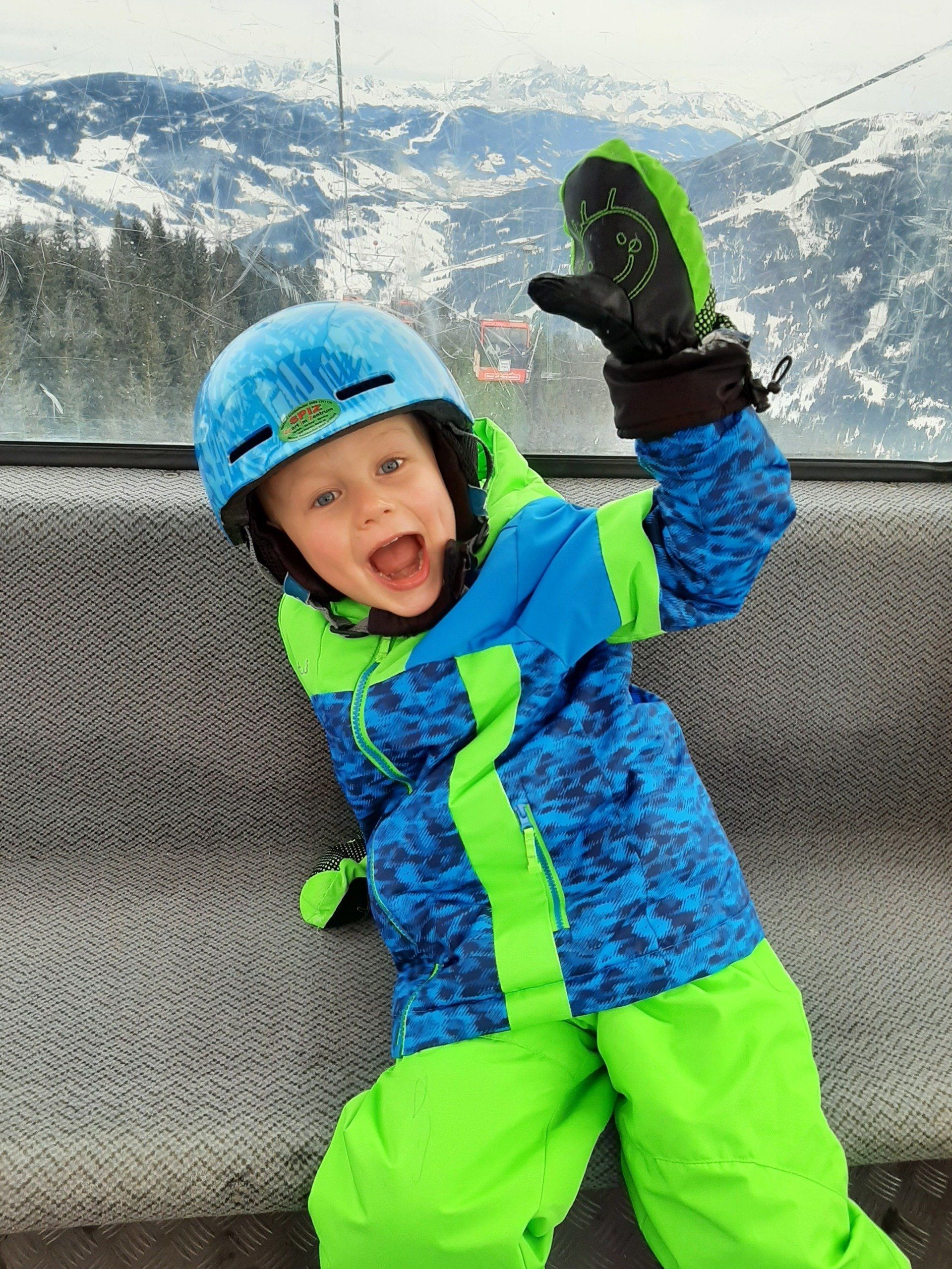 Kind im Ski Anzug