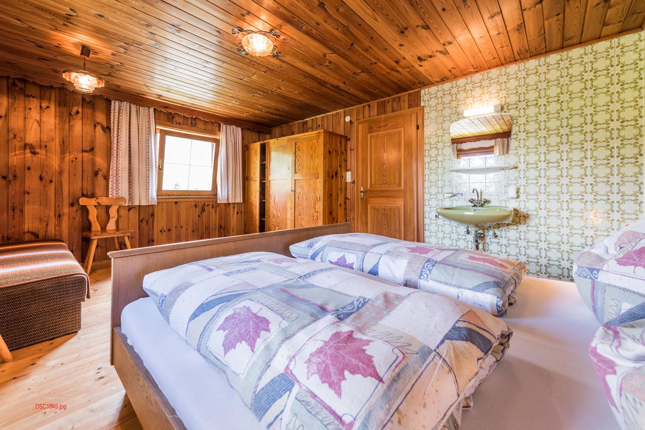 Schlafzimmer mit Holzmöbeln