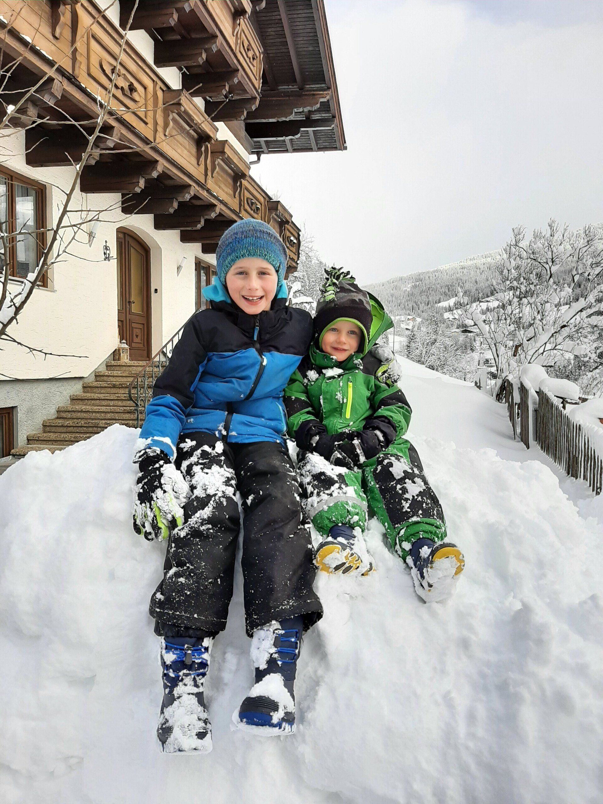 Zwei Kinder spielen im Schnee