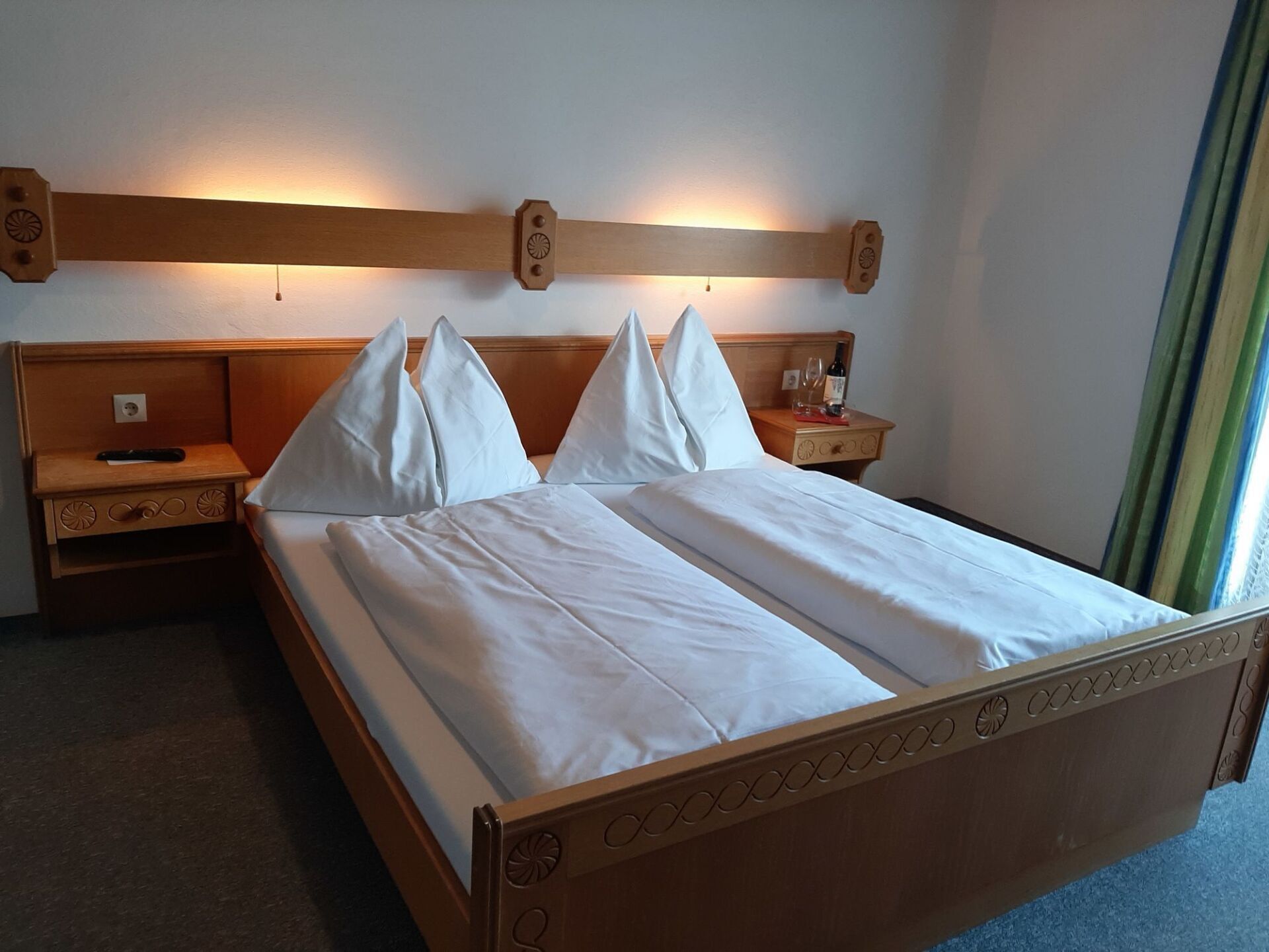 Schlafzimmer mit Doppelbett