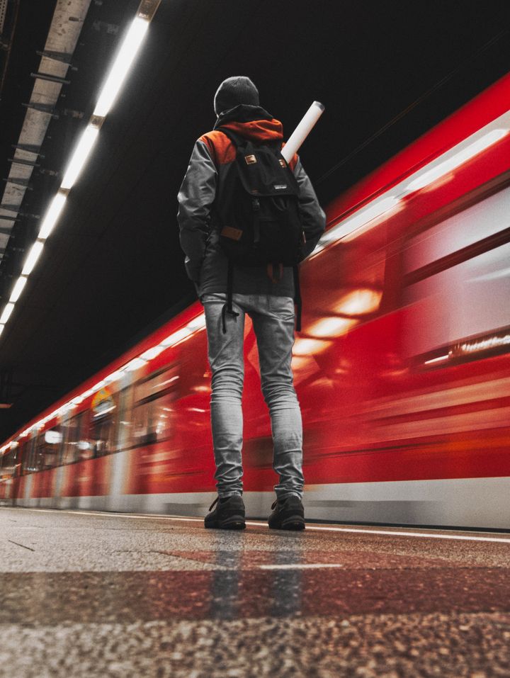 persona che aspetta il treno