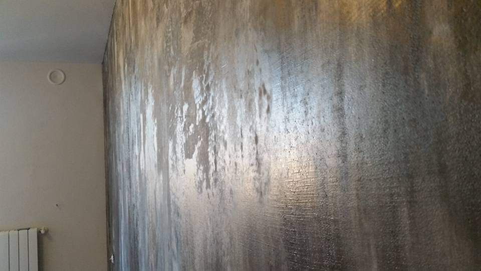 Parete con texture metallizzata color argento, un elemento di design d'interni moderno.