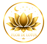 Logotipo de loto dorado con luna creciente, estrellas y el texto “FLOR DE LOTUS” sobre fondo blanco.