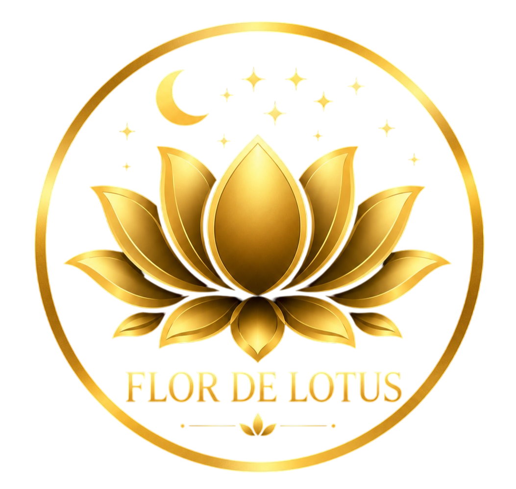 Logotipo de loto dorado con luna creciente, estrellas y el texto “FLOR DE LOTUS” sobre fondo blanco.