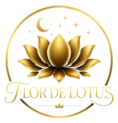 Logotipo de loto dorado con luna creciente, estrellas y el texto “FLOR DE LOTUS” sobre fondo blanco.