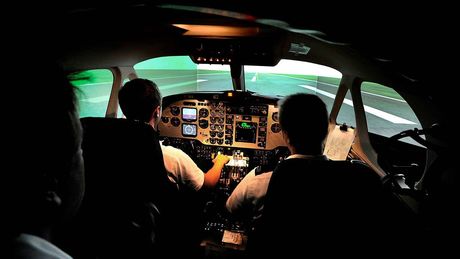 Vy från cockpit i vår  King Air flygsimulator. 