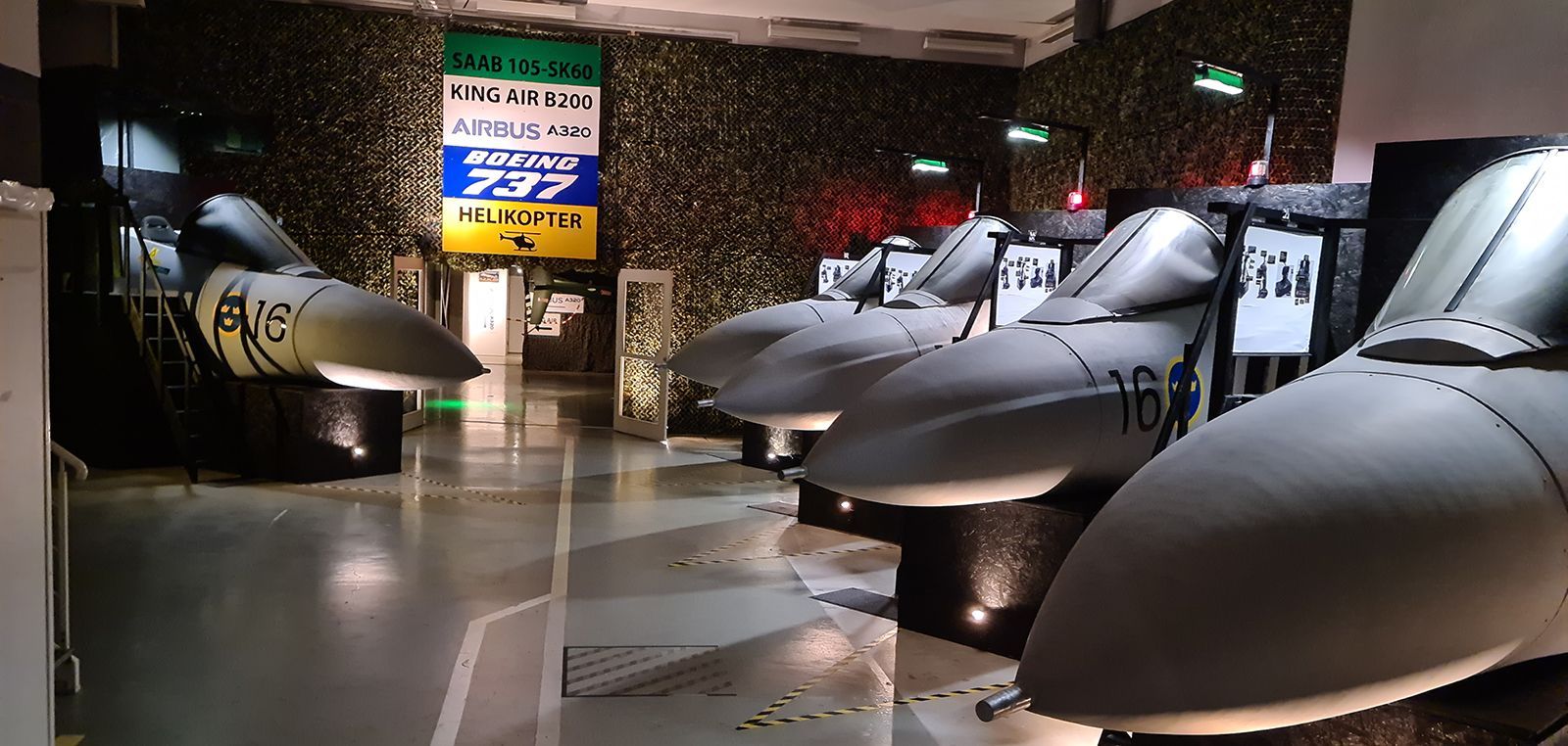 Vår flyghall med fullskaliga Viggen flygsimulatorer.