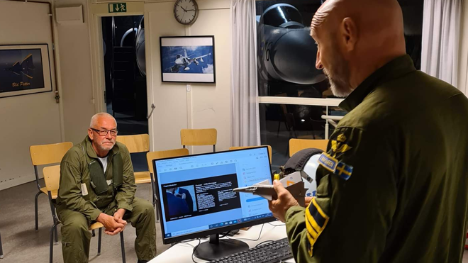 Skräddarsydd Flyglektion i Boeing 737-700, Viggen AJS 37 eller helikopter R44.