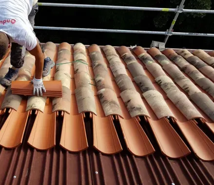 montaje de onduline bajo teja en calaceite, teruel