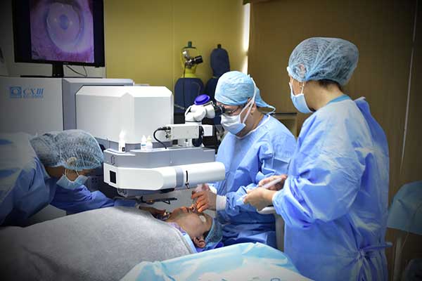 DR. ENRIQUE L. SALAS SIQUEIROS MÉDICO OFTALMÓLOGO-CIRUGÍA OFTALMOLÓGICA
