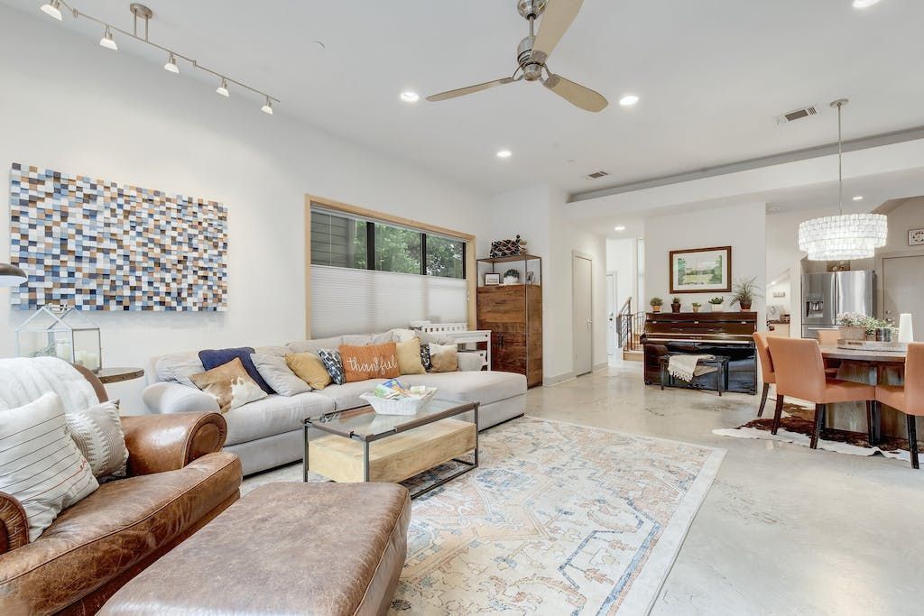 A living room filled with furniture and a ceiling fan.